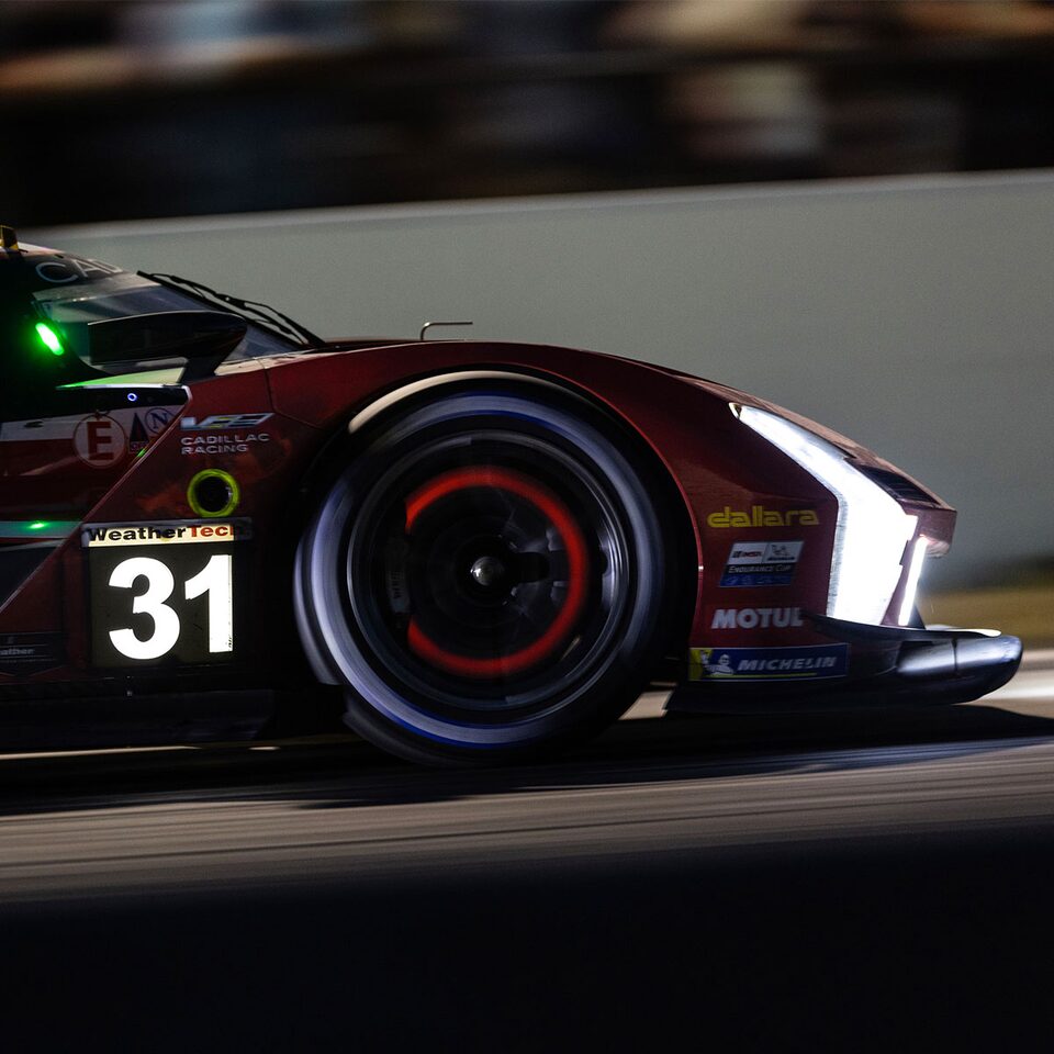 Cadillac racing avec le pneu avant droit.