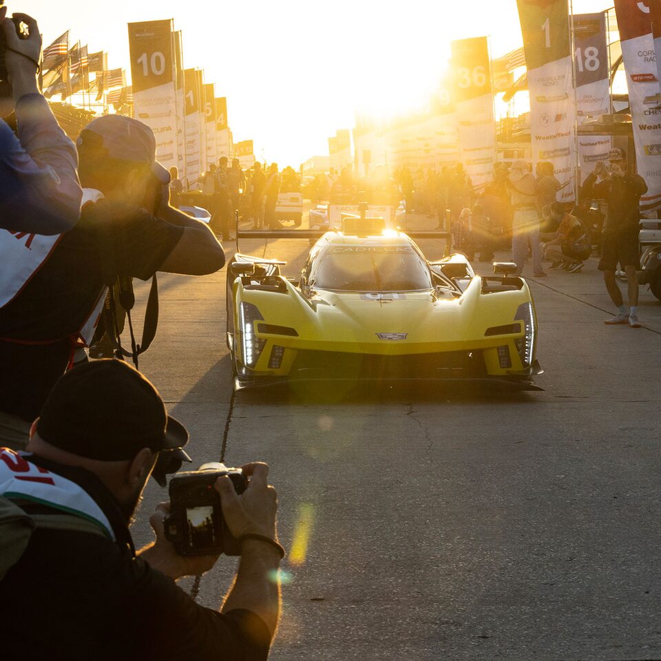 Vue de face d’une voiture de course jaune Cadillac.