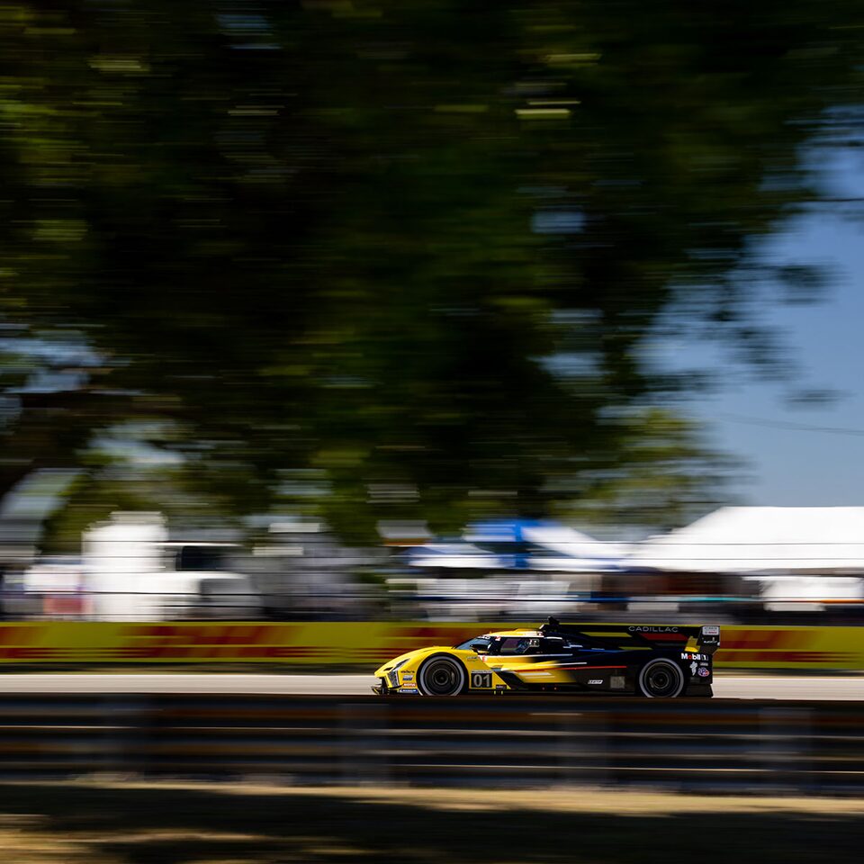 Véhicule de course Cadillac zoom sur la piste de course.
