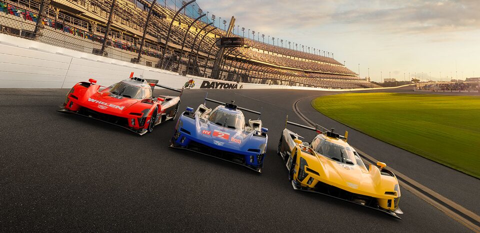 Le trio de l’écurie Cadillac Racing accélère sur la piste de course à Daytona.