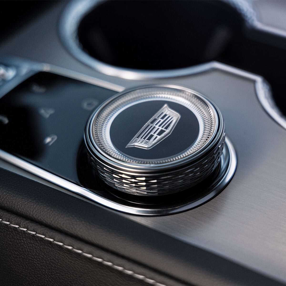 Close-up of the 2026 VISTIQ Gear Knob Located in the Middle Console