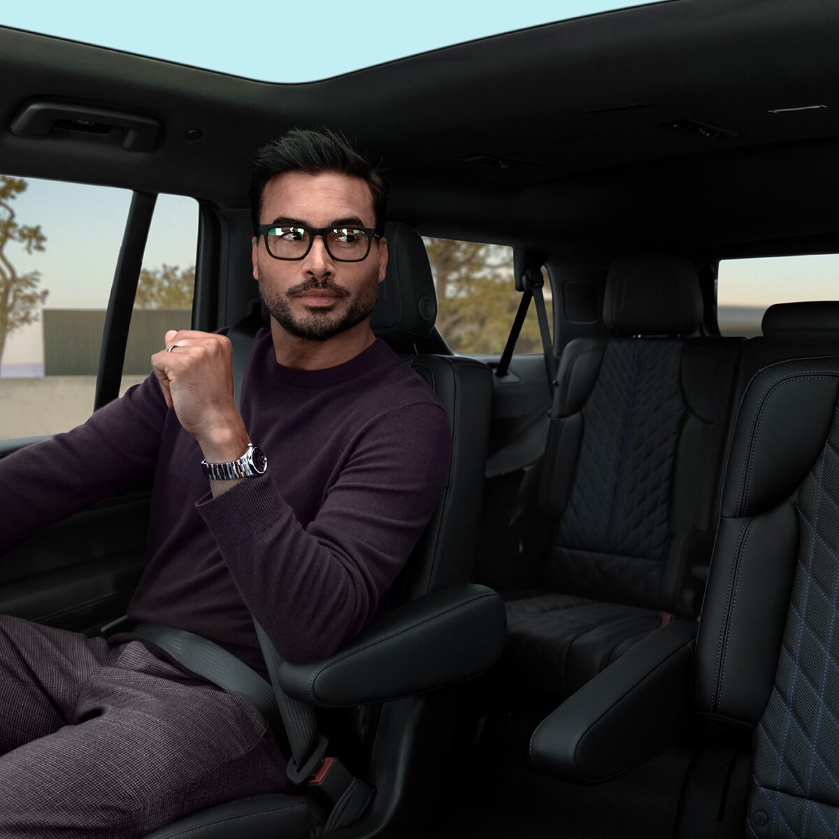 Une personne assise confortablement à la deuxième rangée du Cadillac Escalade IQL 2026.